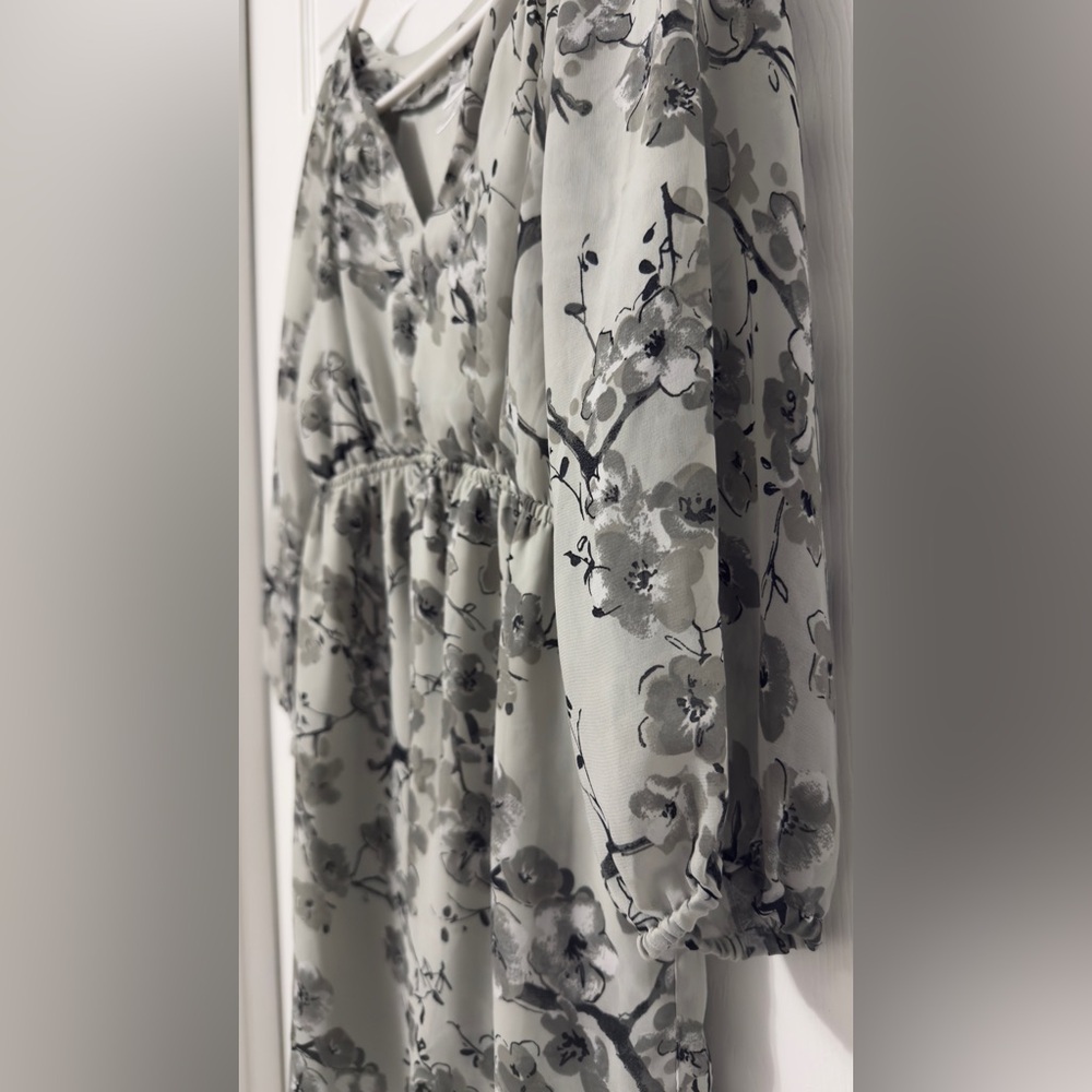 Motherhood Gray Floral blouse - Picture 6 of 6